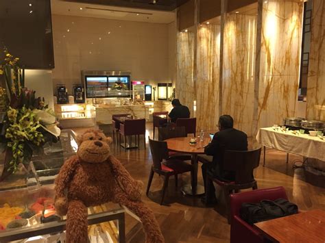 Review: Singapore Airlines First Class Lounge Singapore Changi - Monkey ...