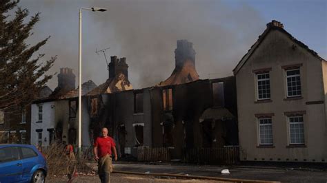 London fires: Major incident declared as crews tackle blazes - BBC News