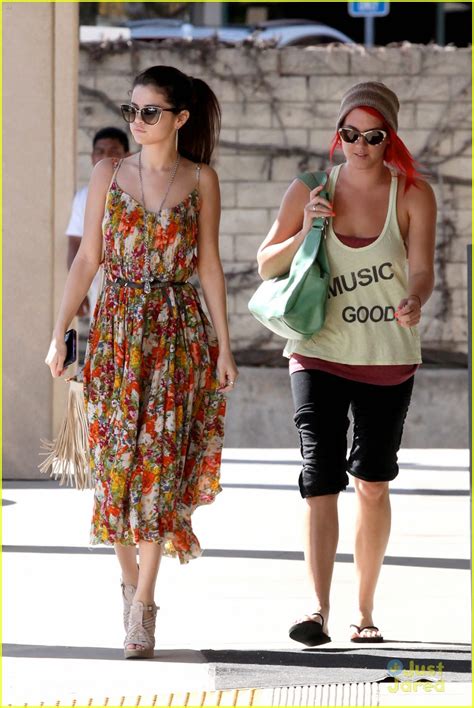 Selena Gomez: Nail Salon Stop | Photo 541992 - Photo Gallery | Just ...