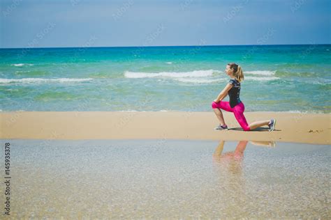 Foto de young mother stretching legs with lunge hamstring stretch ...