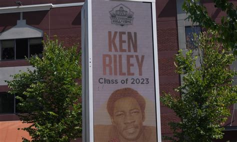 Ken Riley’s family received his Hall of Fame ring at…