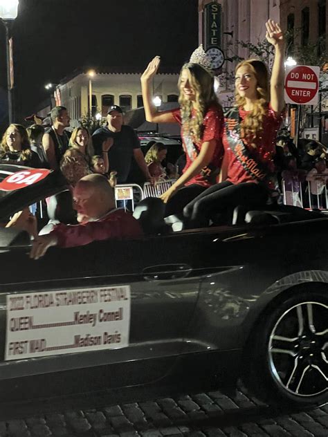 Thousands Flock to Downtown For Christmas Parade | Plant City Observer