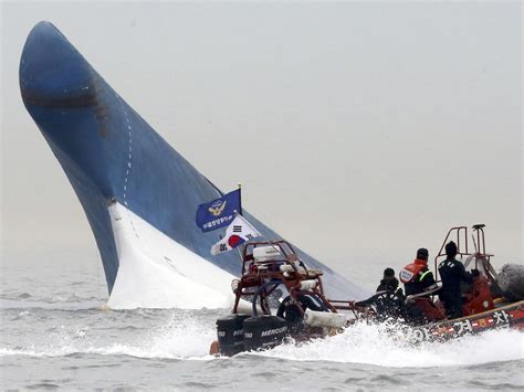 South Korea ferry disaster: Witnesses describe heroic crew members who gave lives to save ...