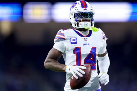 Stefon Diggs Brings Young Bills Fan on Field Pregame, Plays Catch