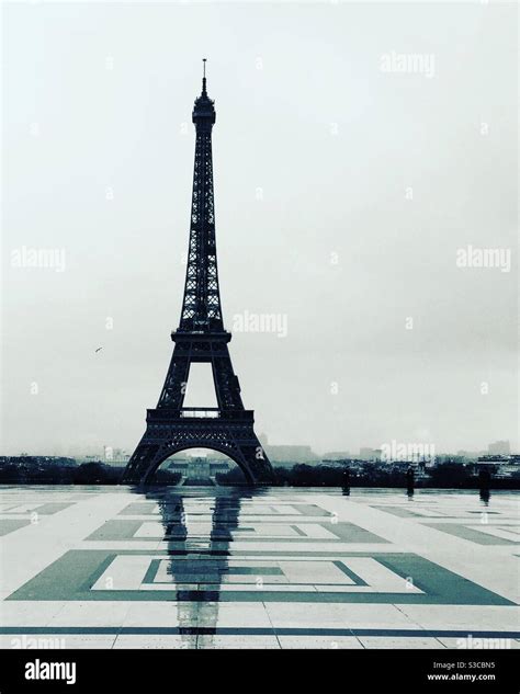 Eiffel tower evacuation hi-res stock photography and images - Alamy