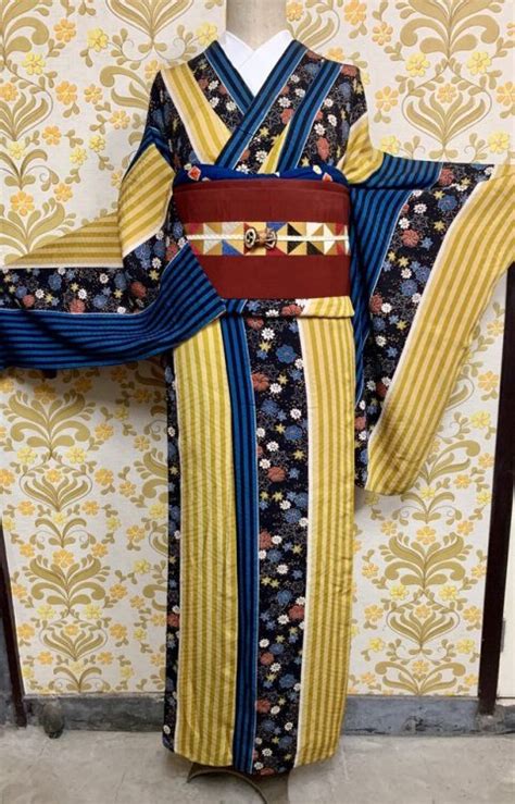 tanuki kimono : Antique outfit playing on primary colors (seen...