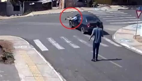 Man jumps into moving car and saves it from crashing, incredible episode caught on cam [Watch ...