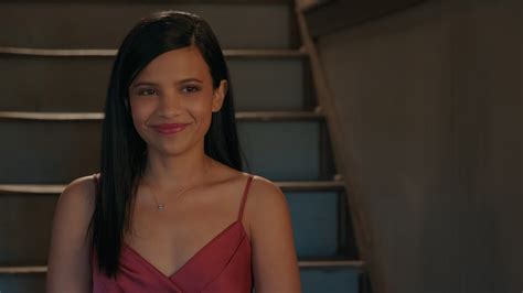 Lernen Sie Nikki Rodriguez kennen, den vielversprechenden neuen Star von Netflix | Series 80 DE