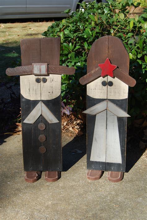 A nice Thanksgiving Pilgrim couple made from pallet wood ...