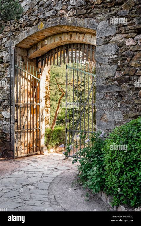 Medieval gate hi-res stock photography and images - Alamy