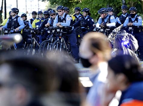 Chicago Police 'Unprepared And Ill-Equipped' For BLM Protests, Report ...