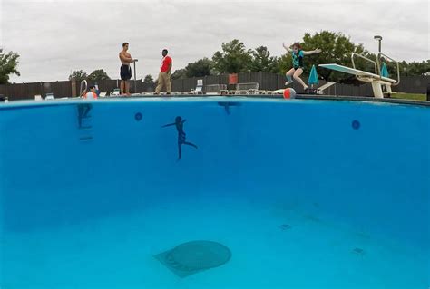 Looking at a pool from above and below : submechanophobia