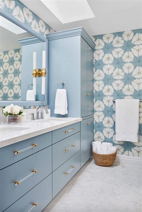 18 Beautiful And Refreshing Blue And White Bathroom Design Ideas | Light blue bathroom, Blue ...