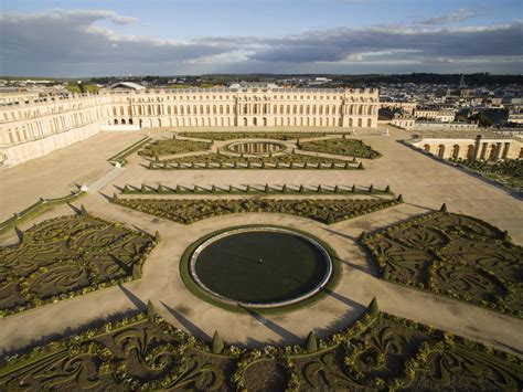 Château de Versailles. Vue de l'aile et du parterre du Midi, dit ...