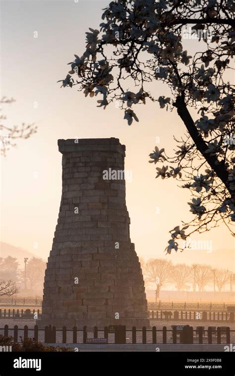 Cheomseongdae Observatory (UNESCO World Heritage Site) at sunrise, Gyeongju, South Korea Stock ...