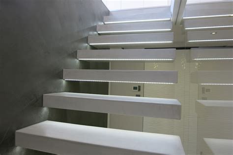 Tailor-made Hanging Beton Cire Stairs and Feature Wall - Moderno - Escalera - Londres - de ...