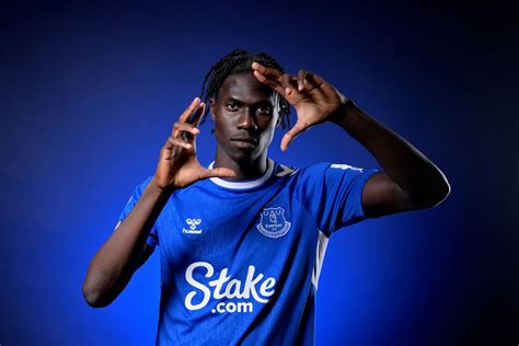 Amadou Onana Everton transfer confirmed, shirt number revealed - Royal ...