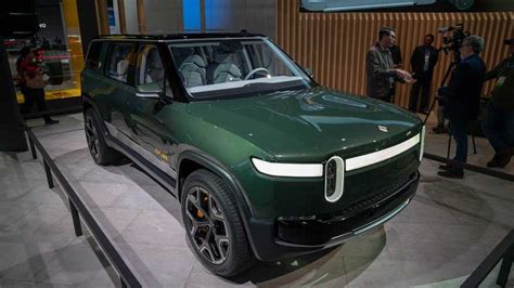 See Rivian R1S Electric SUV Roll By In New Colors: Video