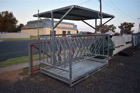 Lot 80 - Hay feeder with roof | AuctionsPlus