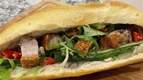 Bánh mì heo quay - Crispy pork belly - Vietnamese baguettes - YouTube