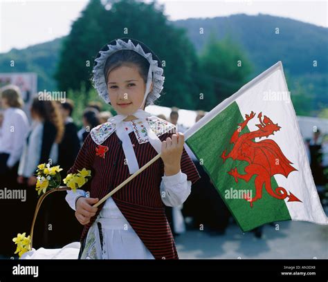 Girl Dressed in Welsh Traditional / National Costume / Dress Stock Photo: 8799591 - Alamy