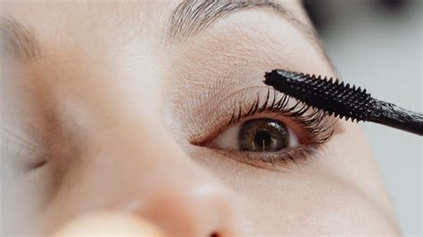 Tubing Mascara Vs. Regular Mascara: What's The Difference?