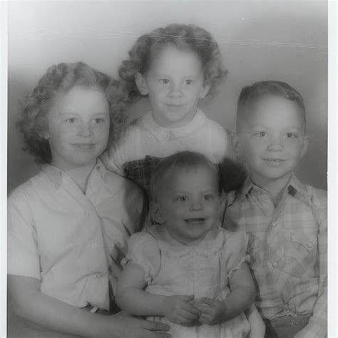 Reba McIntyre in the middle of her siblings | Happy birthday me, Baby ...