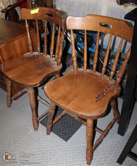 A PAIR OF VINTAGE SOLID OAK CHAIRS - Kastner Auctions