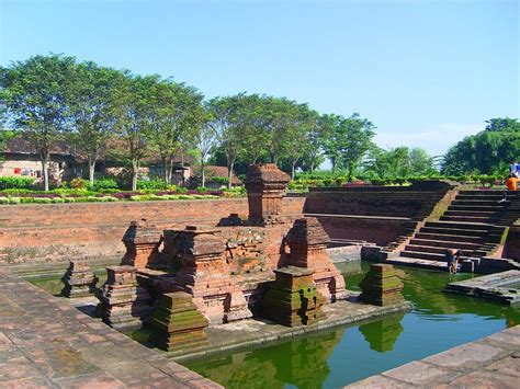 Ruins of 13th century Majapahit Empire in Surabaya, Indonesia | Ancient ...