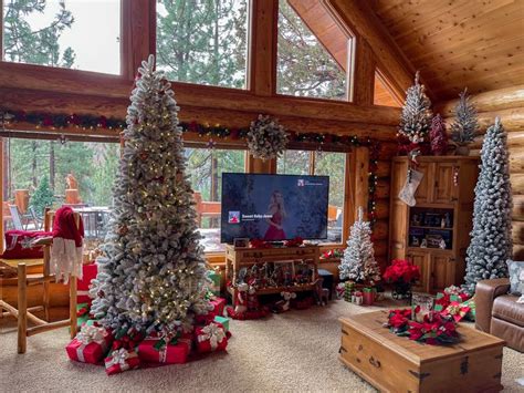 Cozy Log Cabin Christmas in the Mountains | Cabin christmas decor, Cabin christmas, Log cabin ...