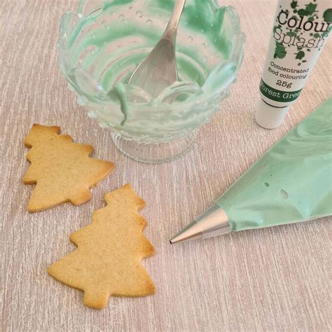 How to Decorate Christmas Biscuits | Hobbycraft