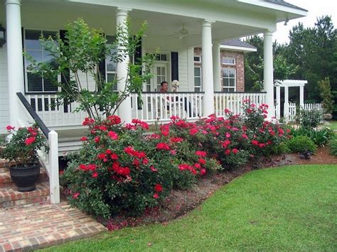 Farmhouse Landscaping Front Yard Ideas 20 Gorgeous Photos (1) | Porch landscaping, Front porch ...