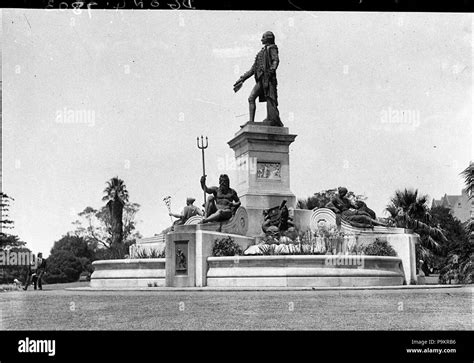 Captain arthur phillip statue Black and White Stock Photos & Images - Alamy