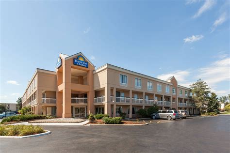 Days Inn & Suites by Wyndham Warren | Warren, MI Hotels