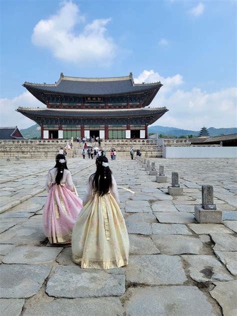 Gyeongbokgung Palace Hanbok Tour – Yuri Choi