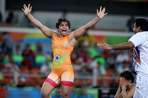 Bronze medallist Sakshi Malik comes home to a hero's welcome