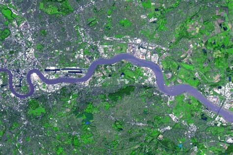 File:River Thames - Isle of Dogs to Thurrock.jpg - Wikimedia Commons