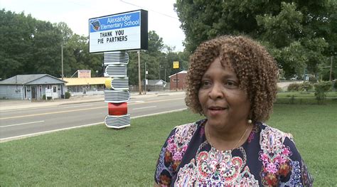 Alexander Elementary unveils new school sign - WBBJ TV