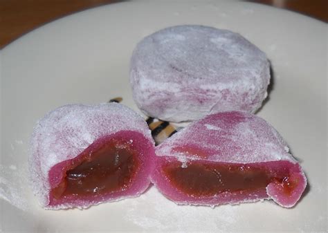 Japanese Snack Reviews: Tokyo Strawberry Chocolate Daifuku