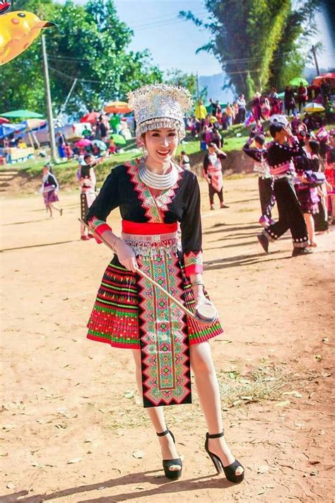 ปักพินโดย NtsuabXiab Xiong ใน Hmong fashion | ชุด, กระโปรงสั้น, เสื้อผ้า