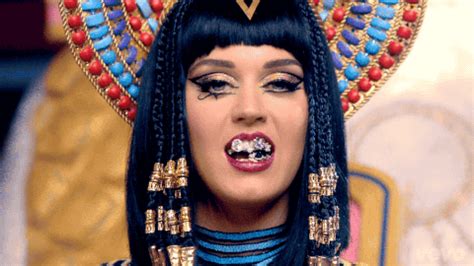 Conecta Jovem: Katy Perry fazendo a egípcia no clipe de “Dark Horse”