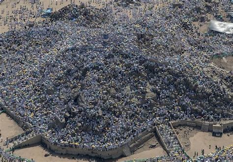 Hajj Pilgrims Pray at Mount Arafat to Mark Most Important Day of Hajj ...