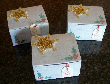 Naturally Me Creations: Christmas Things - Gift Boxes With Beaded Snowflake