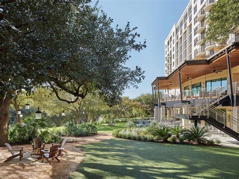 Four Seasons Hotel Austin | Luxury Riverside Retreat | Black Opal ...