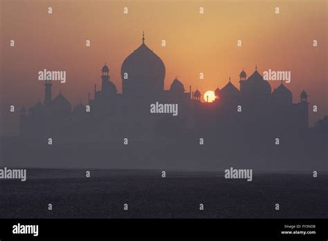 Taj mahal at sunrise agra hi-res stock photography and images - Alamy