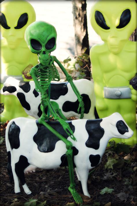 Lighthearted Halloween 2018 | Aliens and ufos, Halloween decorations ...