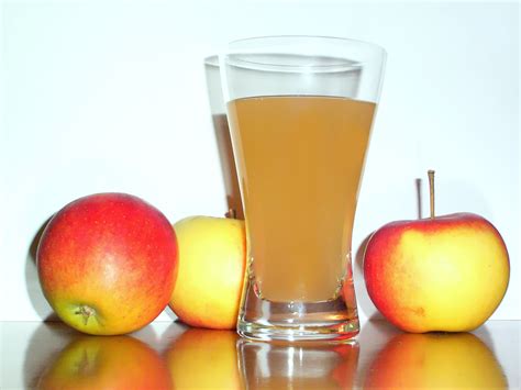 File:Apple juice with 3apples-JD.jpg - Wikimedia Commons