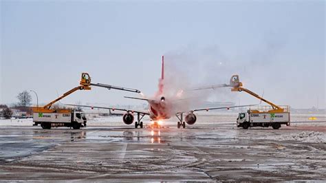 Aircraft Deicing & Anti-Icing Procedure, Equipment & Fluids | Aircraft Deicing Safety & Accident ...