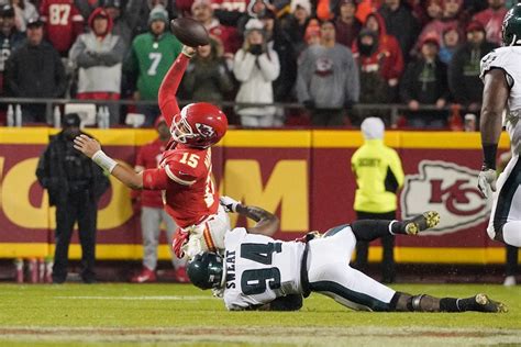 Watch – Patrick Mahomes Throws the Ball, Travis Kelce Tricks the Turf ...