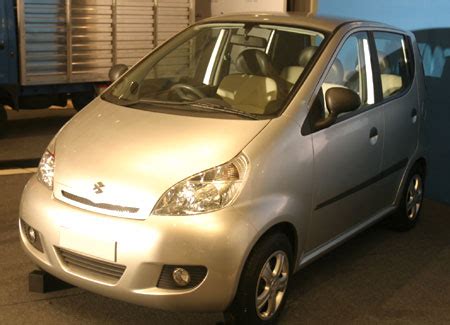 Bajaj unveils small car RE60; may price it at Rs 125,000! - Rediff.com ...